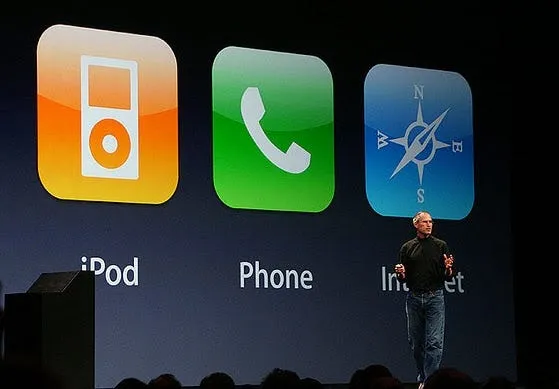 Steve Jobs presentando el primer iPhone en el escenario