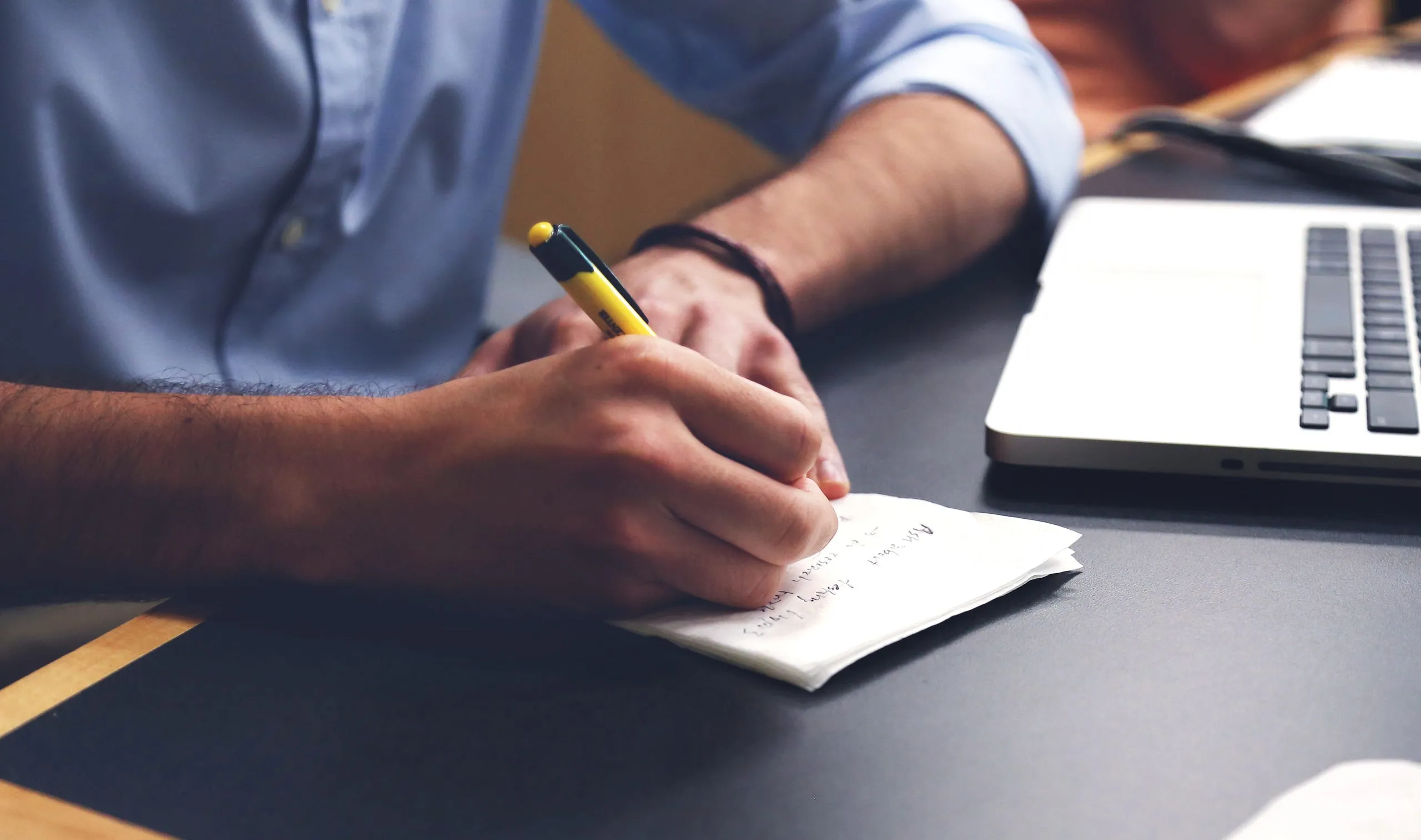 Personas exitosas trabajando juntas en una estrategia de negocios