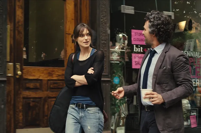 Escena íntima de conexión emocional entre dos personajes en Nueva York