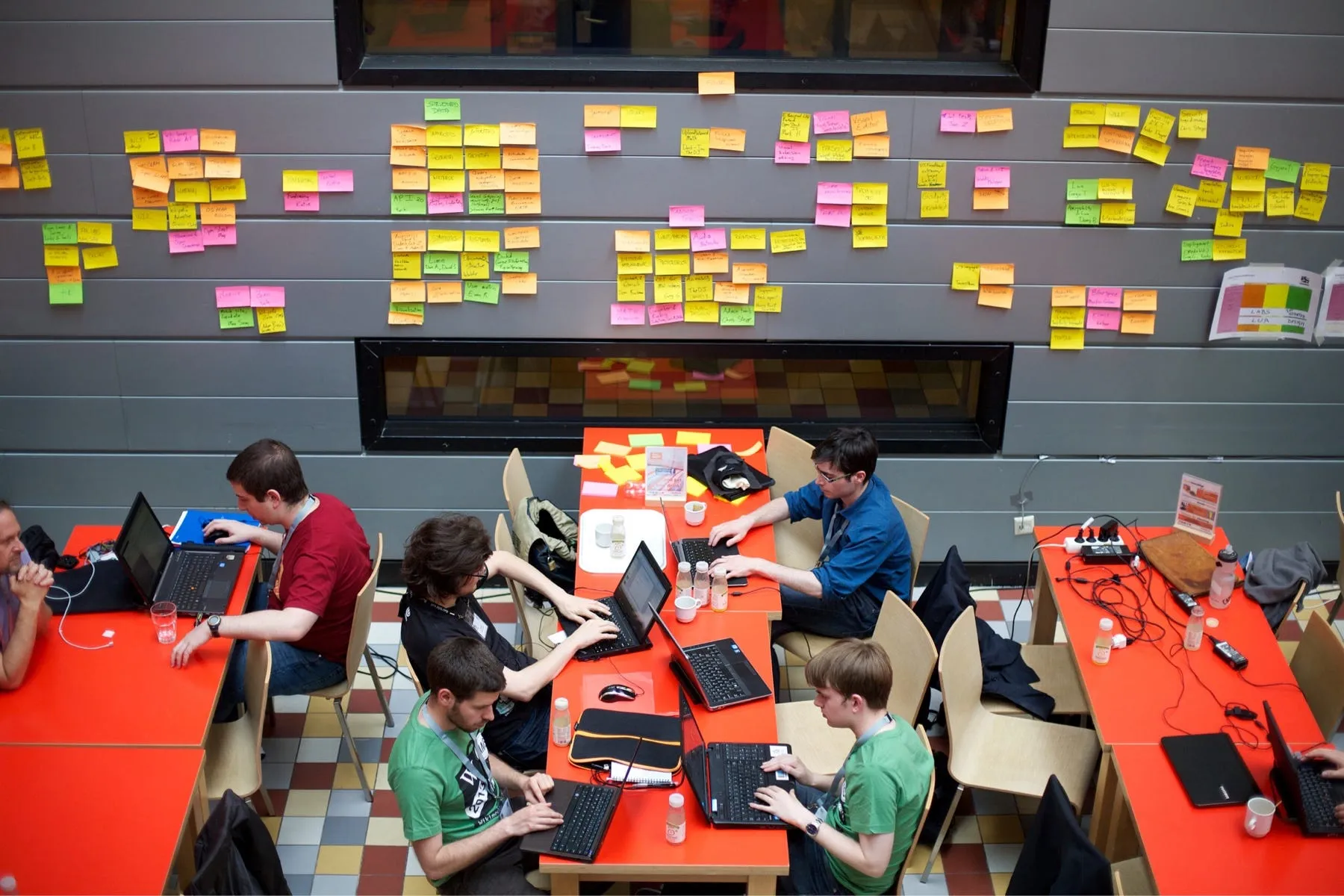 Equipo colaborativo trabajando intensamente durante una hackathon