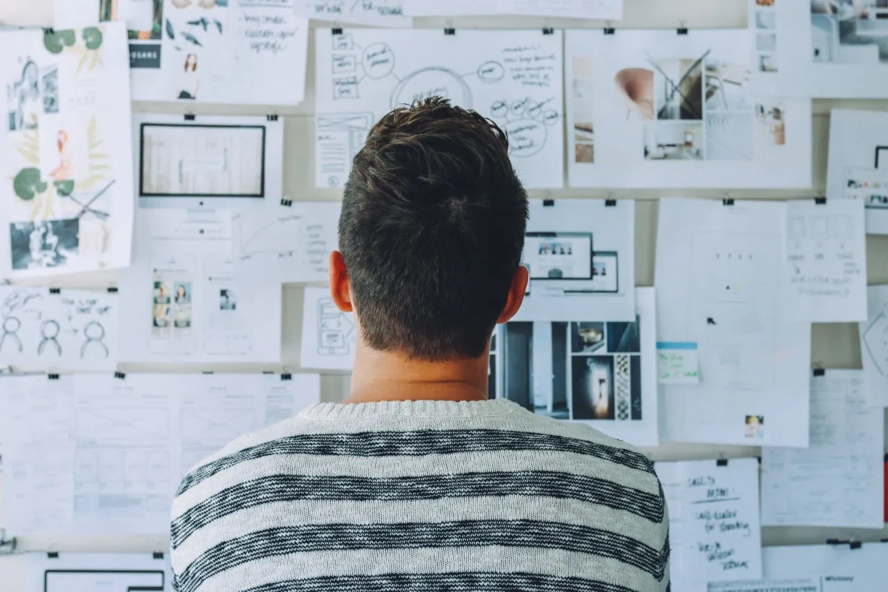 Empresario analizando estrategias de diferenciación competitiva