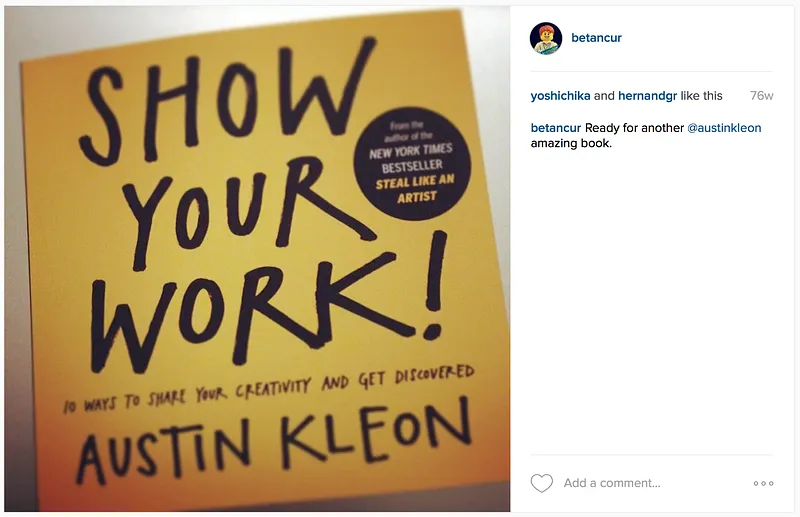 Portada del libro Show Your Work en una librería