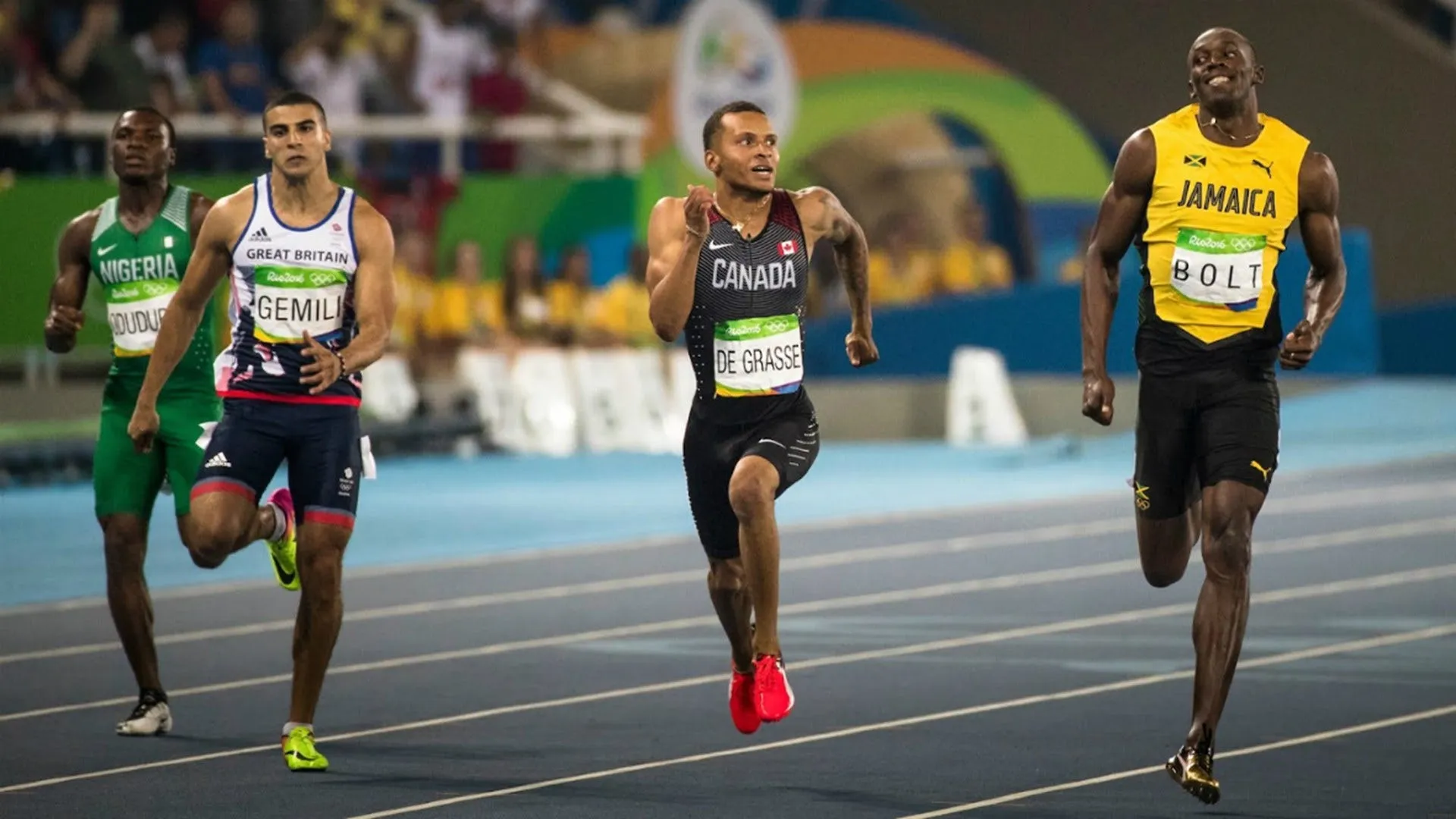 Competidores Usain Bolt y Andre de Grasse corriendo en los Juegos Olímpicos de Río