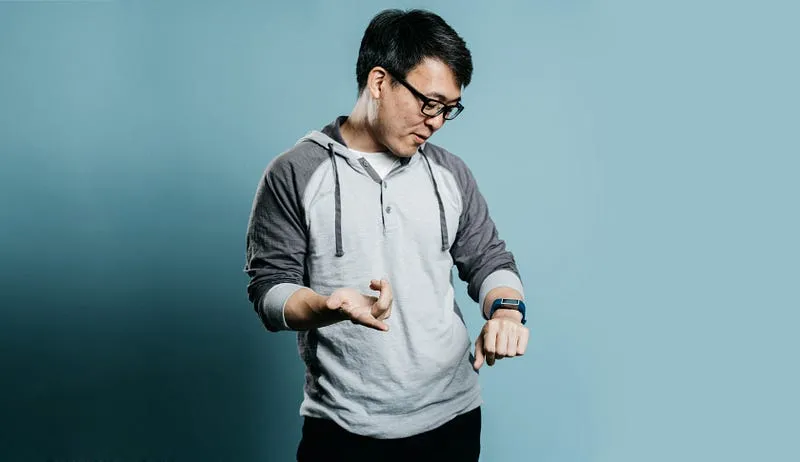 James Park, fundador de Fitbit, con su dispositivo wearable