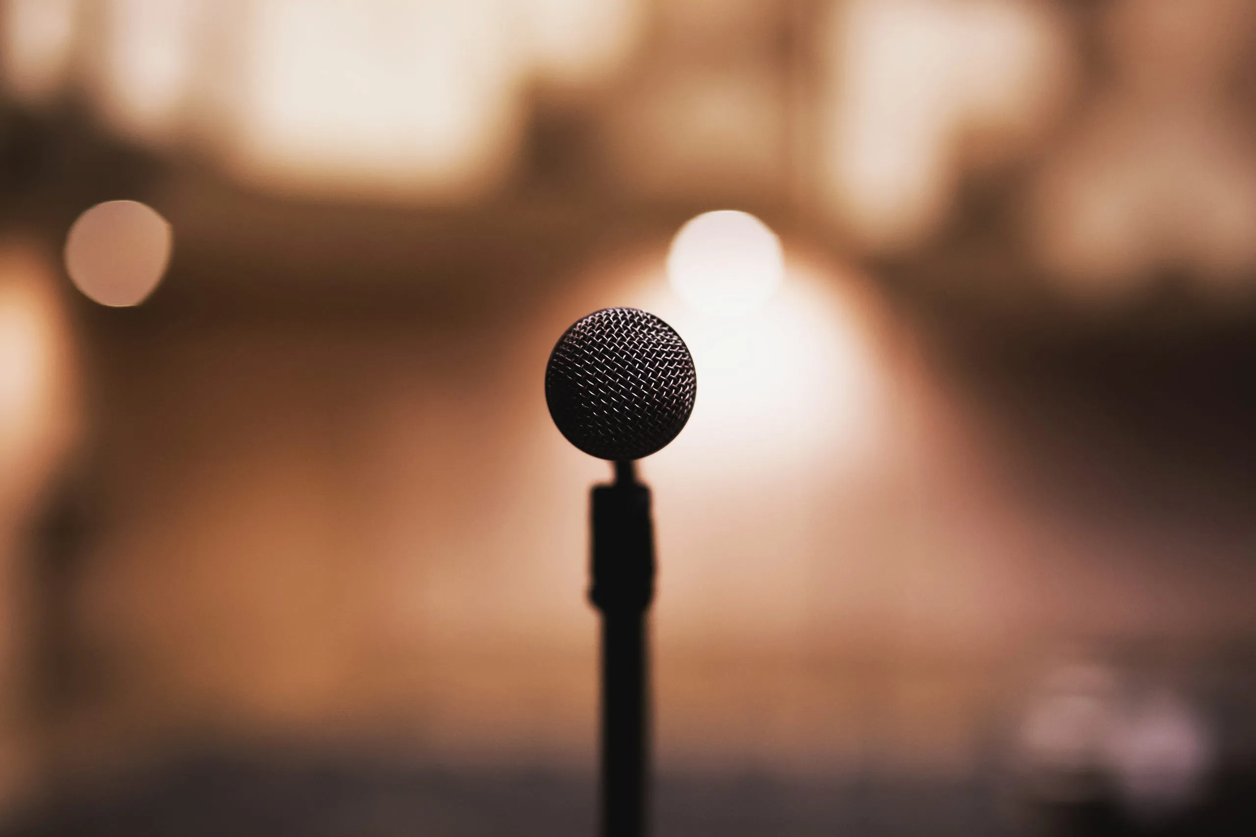 Micrófono y equipo de grabación de podcast profesional