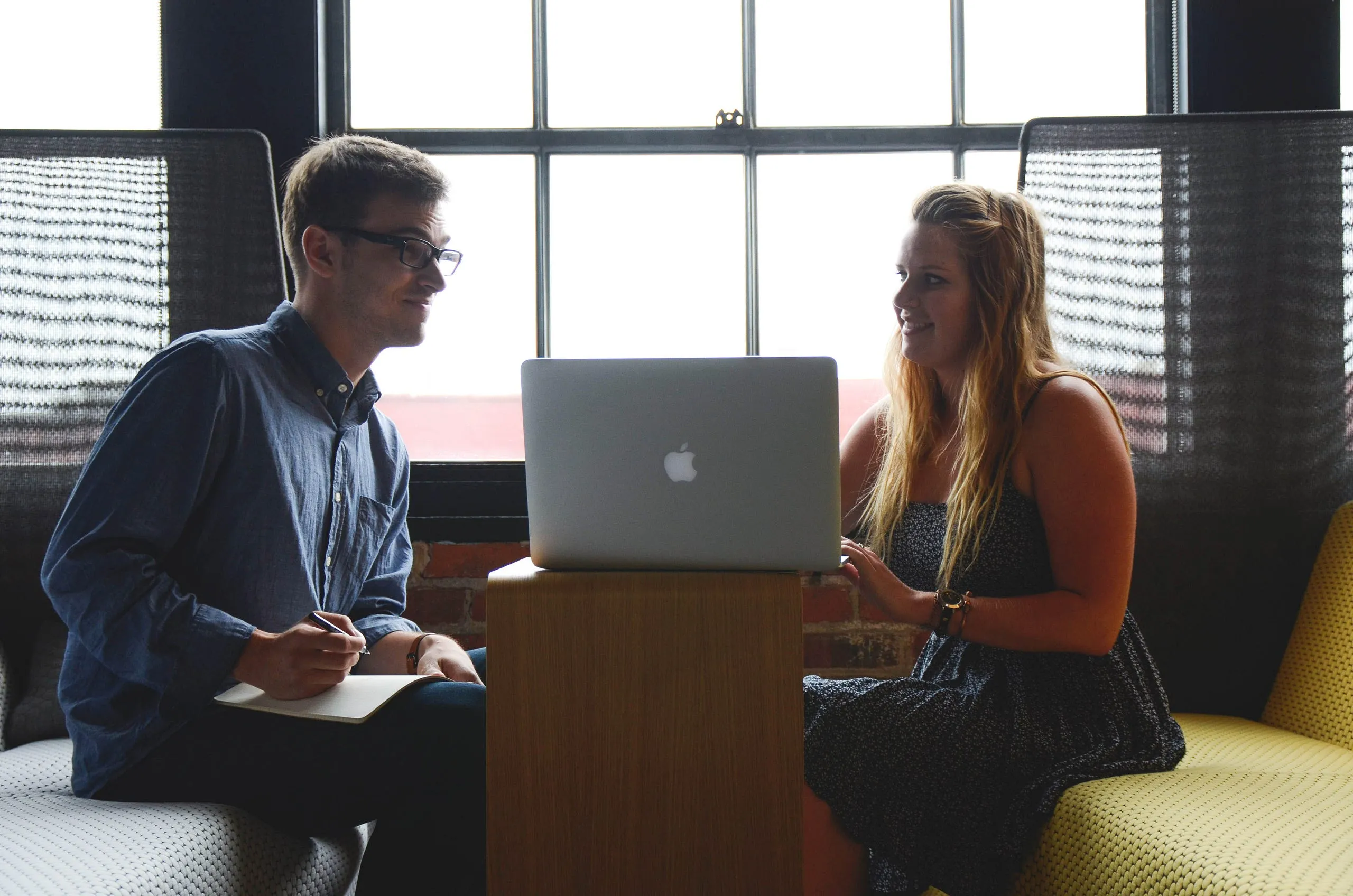 Equipo de trabajo en una oficina, foto de Startup Stock Photos