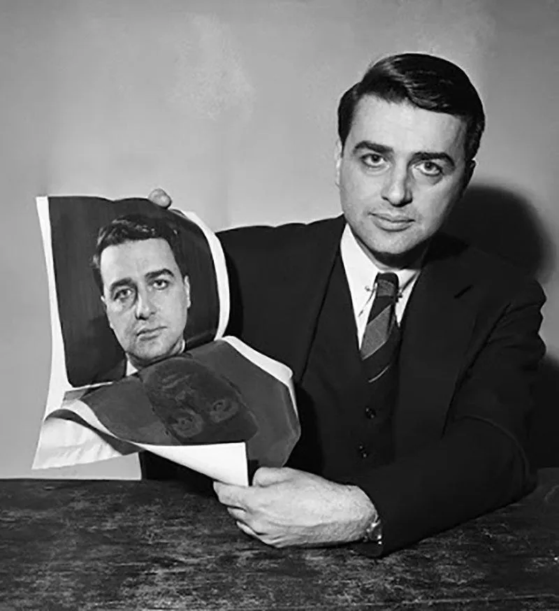 Edwin Land demostrando la fotografía instantánea de Polaroid en 1947