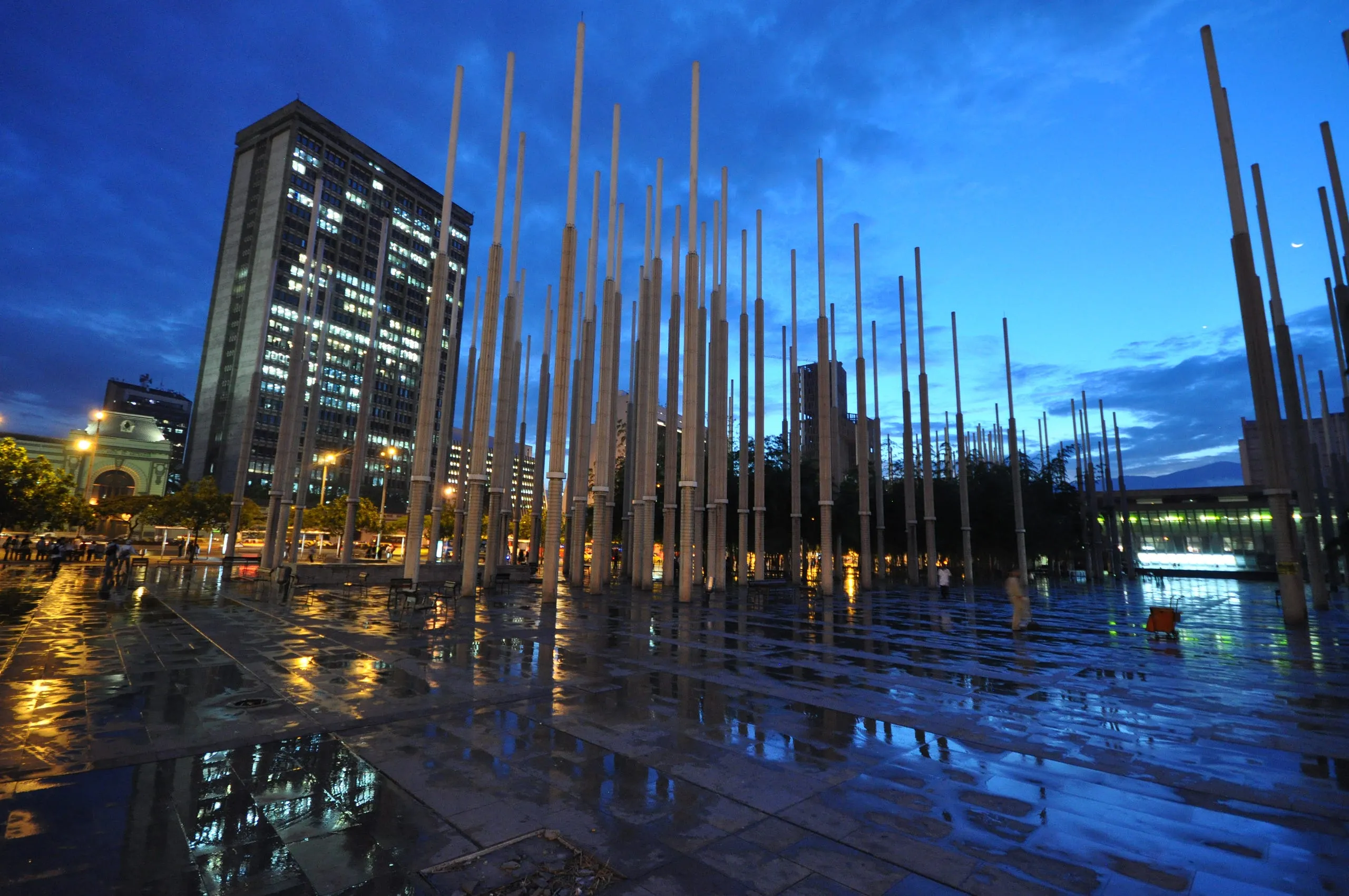 Parque de las Luces en Medellín al atardecer con iluminación urbana