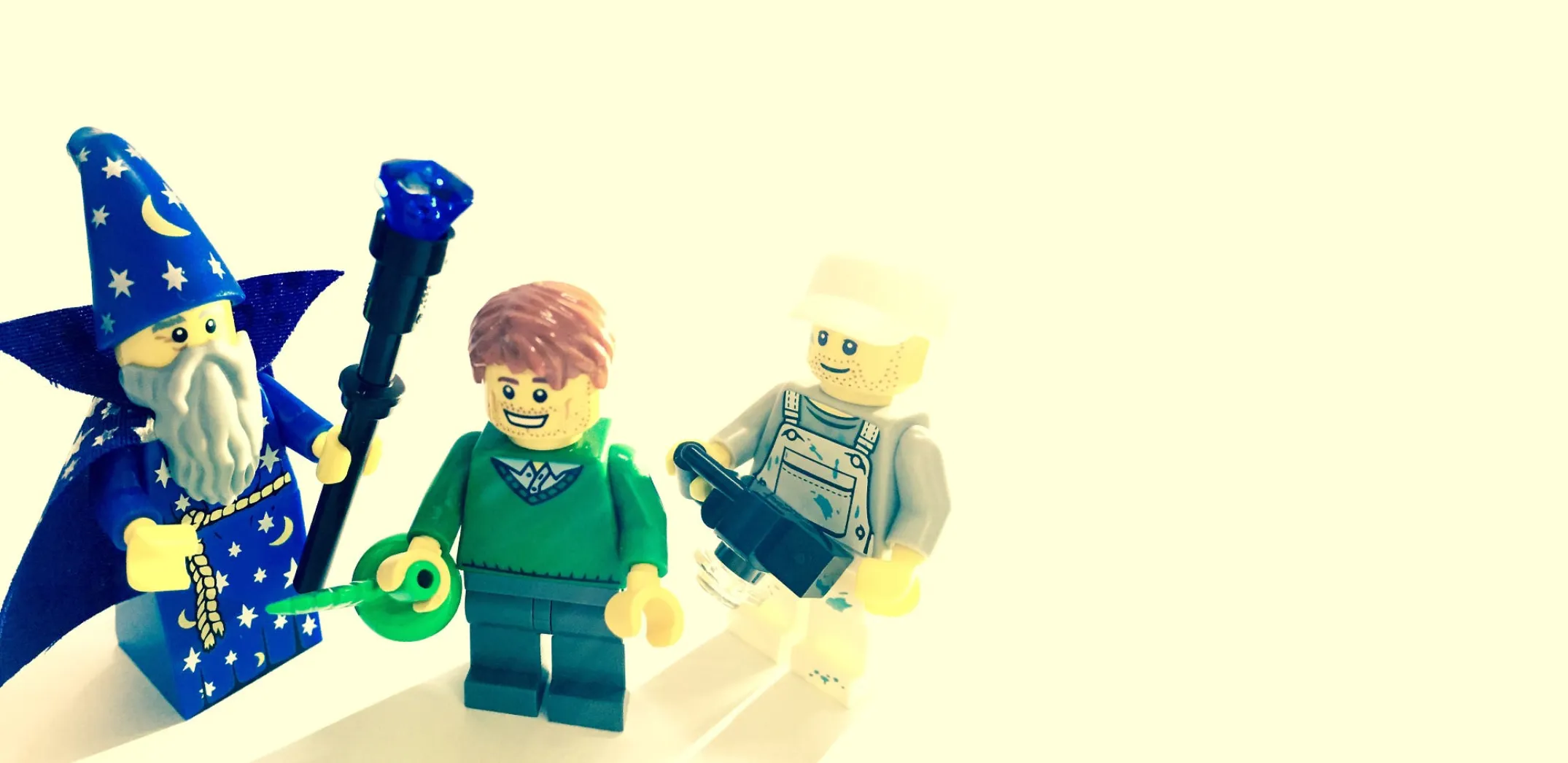 Minifiguras de LEGO demostrando la escala y versatilidad del juguete