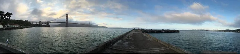 Vista icónica del Puente Golden Gate en San Francisco con niebla